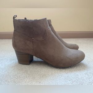 Dream Pairs Ankle Boots, “Keeny,” Medium Beige, Size 7.5